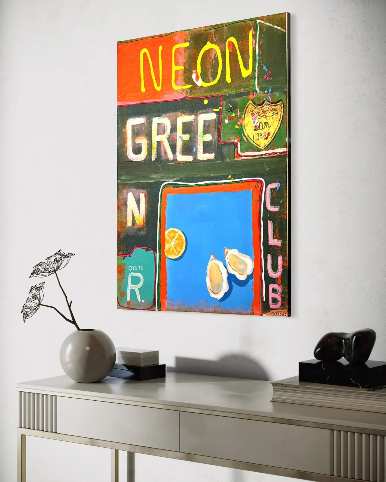 Gemälde mit Austern, Zitrone, blauer Fläche und großer Schrift über einem hellen Sideboard.