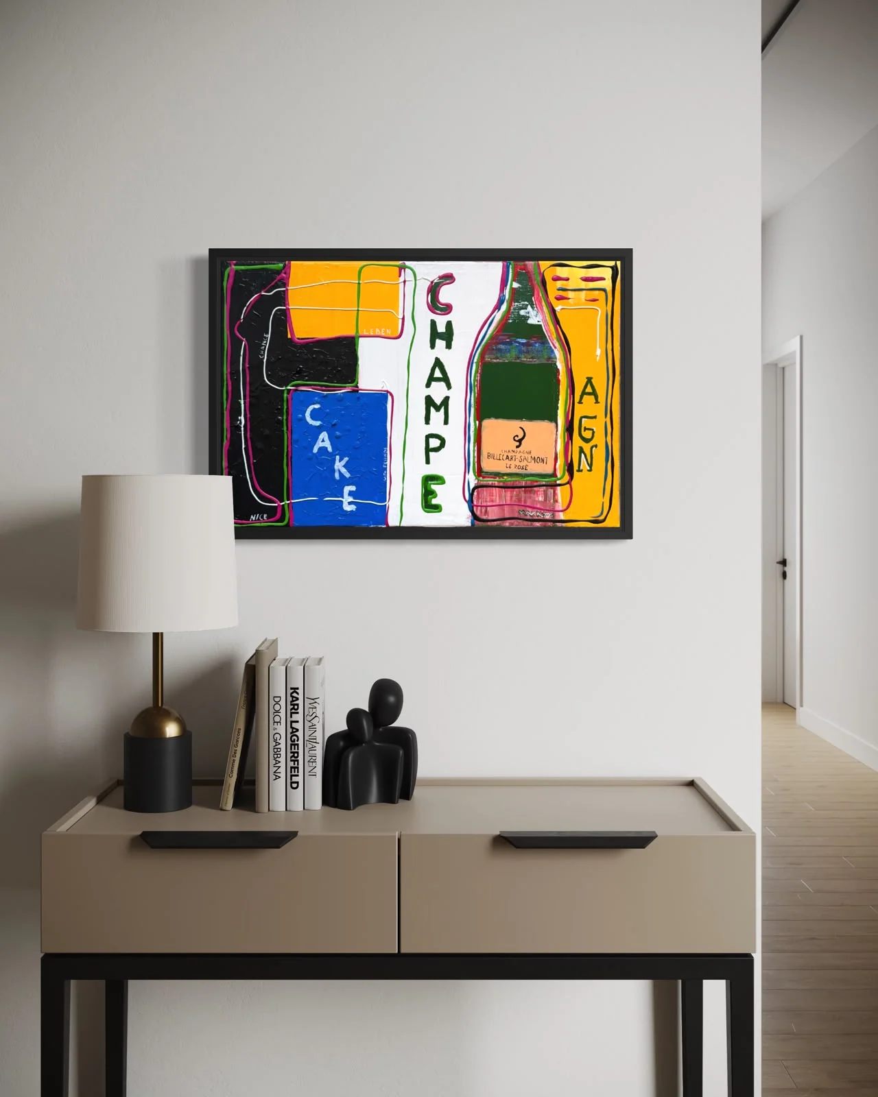 Gemälde mit Champagnerflasche, Schrift und gelben sowie blauen Flächen im schwarzen Rahmen über einer Konsole.