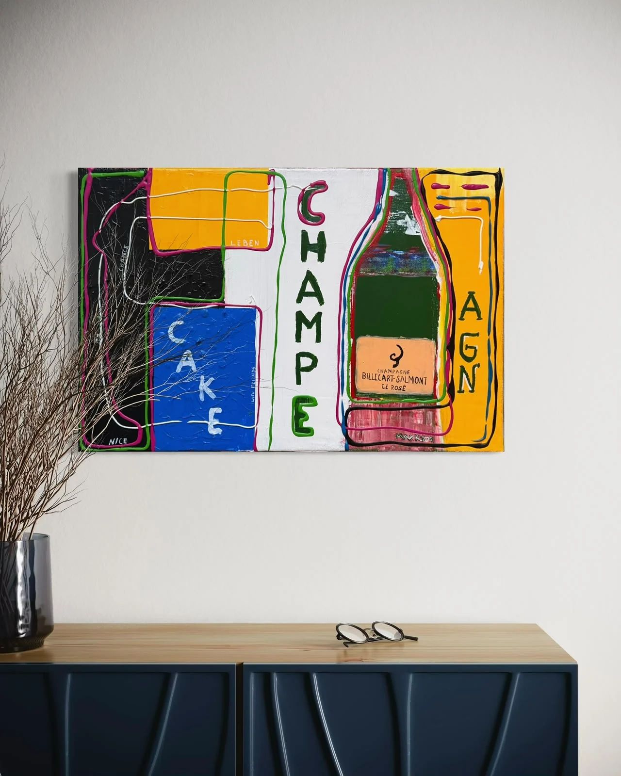 Gemälde mit Champagnerflasche ungerahmt über einem blauen Sideboard; Zweige stehen links davor.