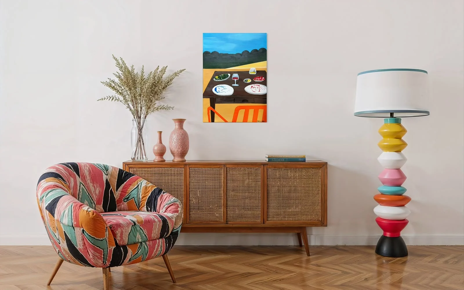 Gemälde mit gedecktem Tisch in einem Wohnraum mit gemustertem Sessel, Holzsideboard und bunter Stehlampe.